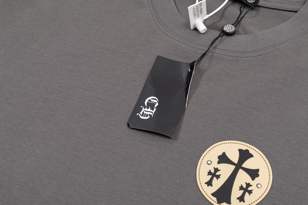 P200 CHROME HEARTS LoGo is fashionable and elegant, with a dropped shoulder style. The fabric is made of 26s double-yarn combed cotton compact spinning yarn with a weight of 280. It is matched with 1*1 Salona rib. The fabric is fermented and has a loose fit. Color: dark gray size: S～XXL